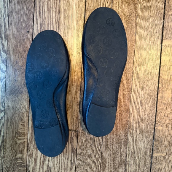 Tory Burch Black and Gold Flats with Iconic Logo - Picture 4 of 4